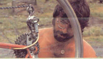 Сергей Парамонов у своего отремонтированного велосипеда
