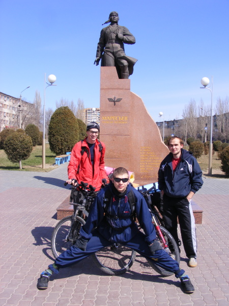Фото у памятника Маресьеву